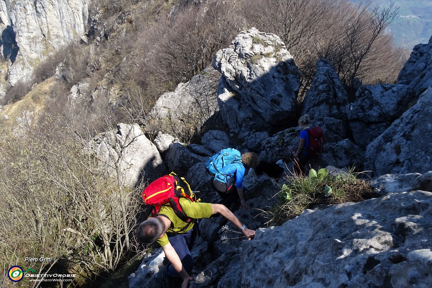 54 In breve disarrampicata tra roccioni....JPG